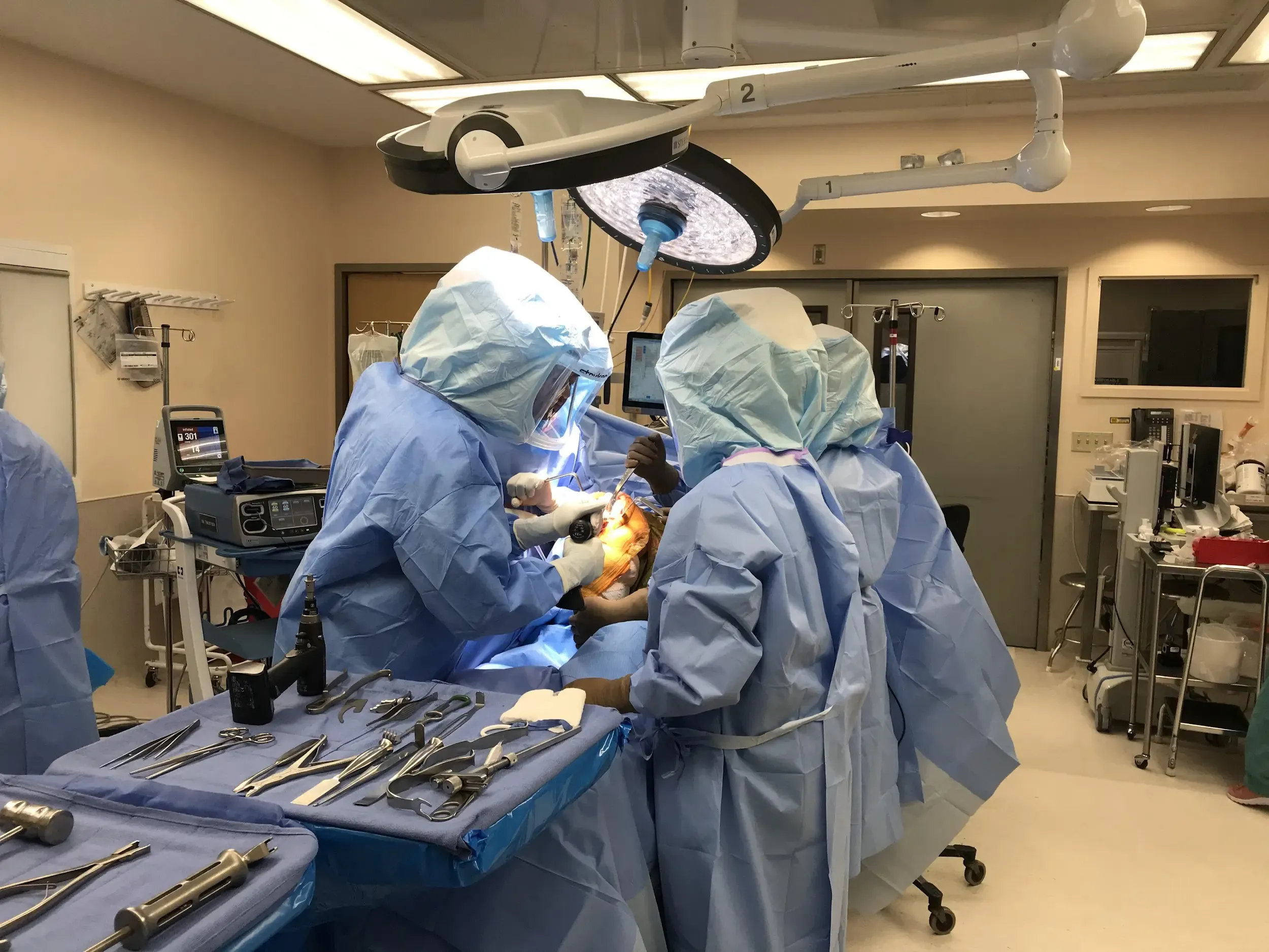 Médicos que realizan la cirugía real