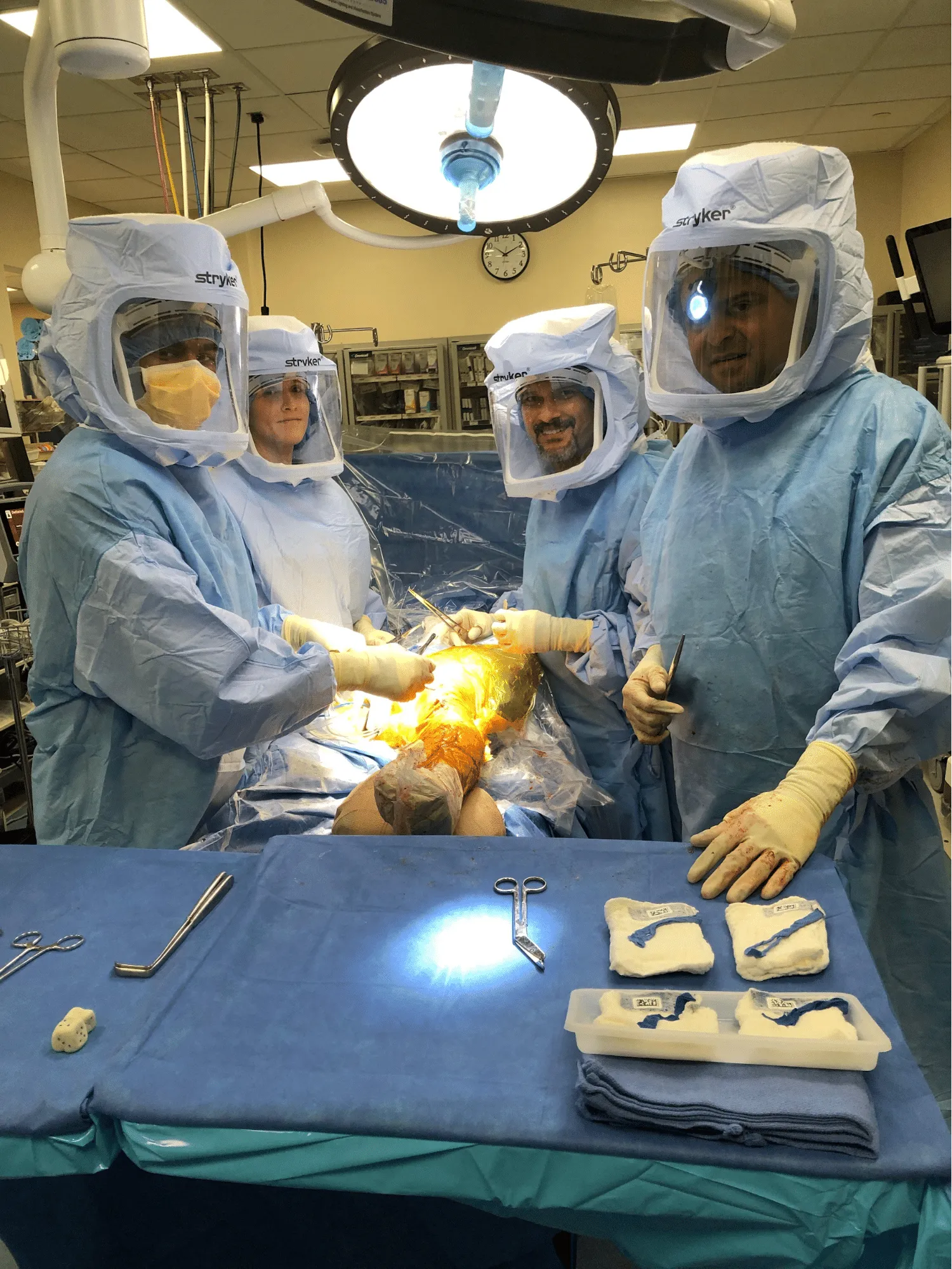 Médicos que realizan cirugías