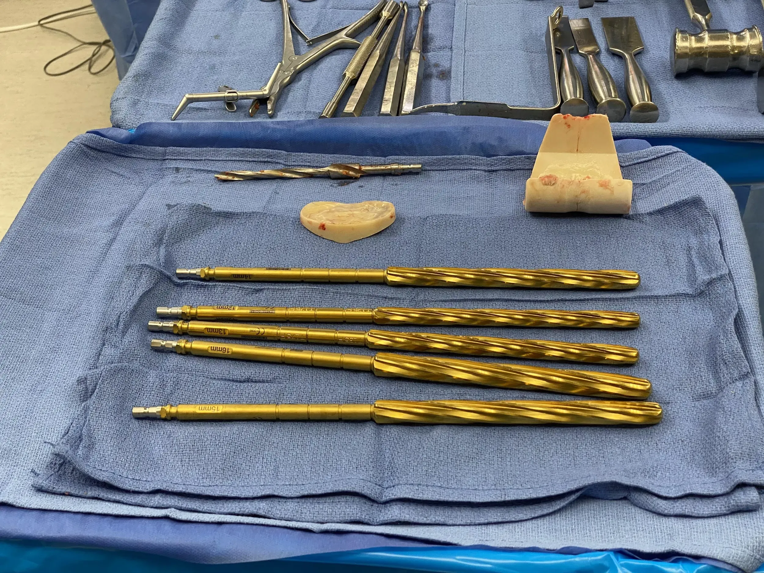 Separador articulado de cemento y escariadores retirados Separador articulado de cemento y escariadores retirados