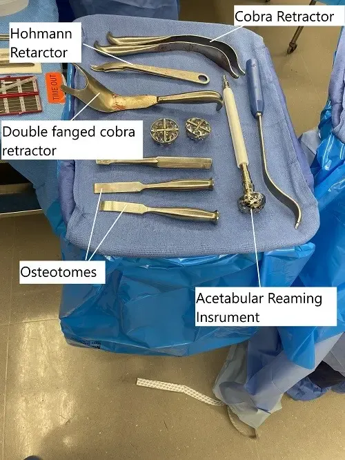 Instrumentos usados en la prótesis total de cadera.