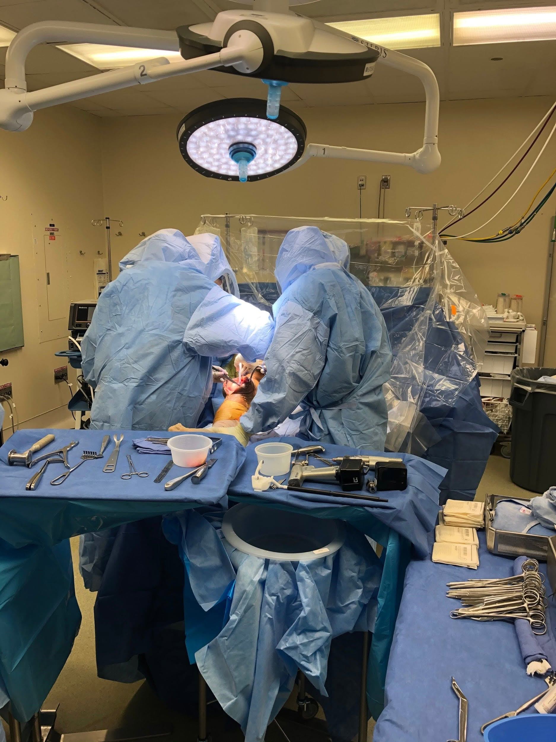 Imágenes reales de médicos operando Imágenes reales de médicos operando