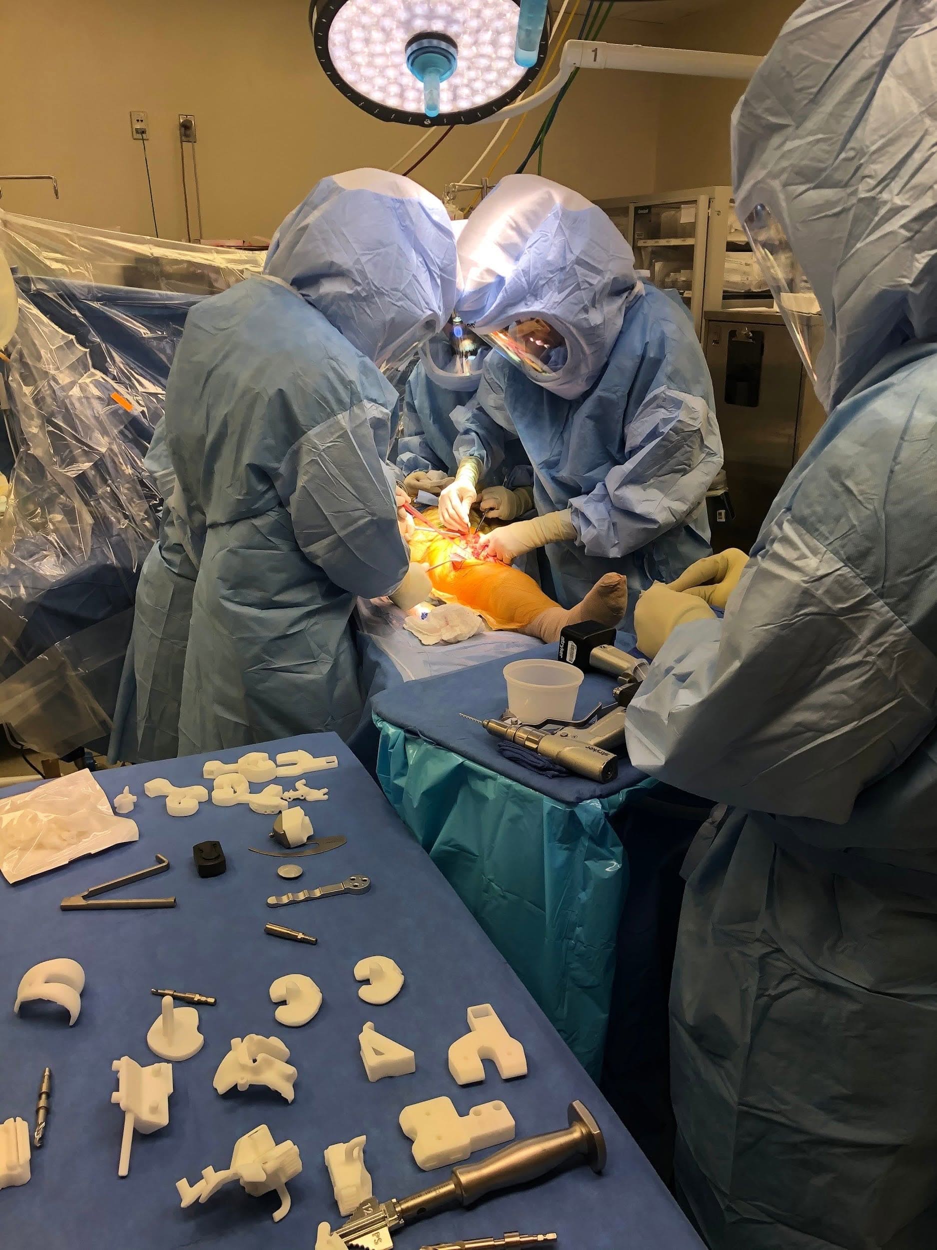 Médicos que realizan la cirugía real