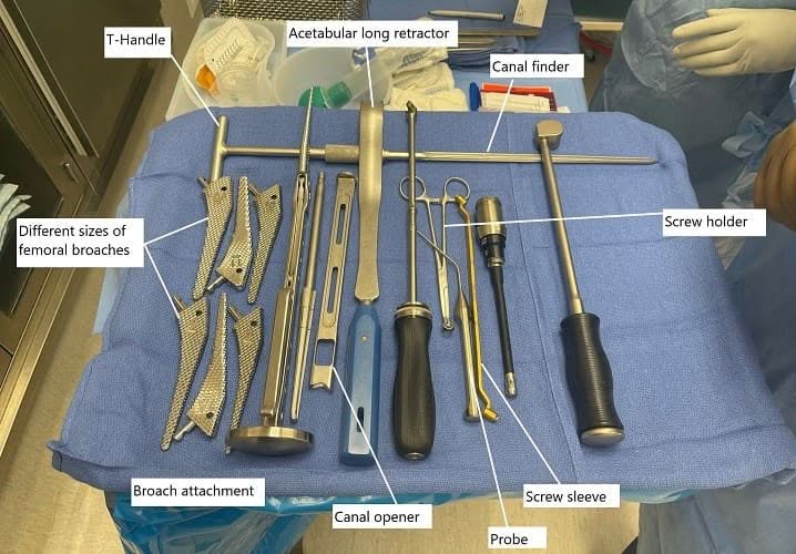 Imagen intraoperatoria que muestra los instrumentos utilizados en la prótesis total de cadera.