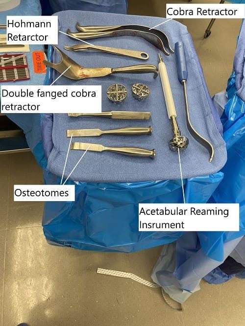 Instrumentos usados en la prótesis total de cadera.
